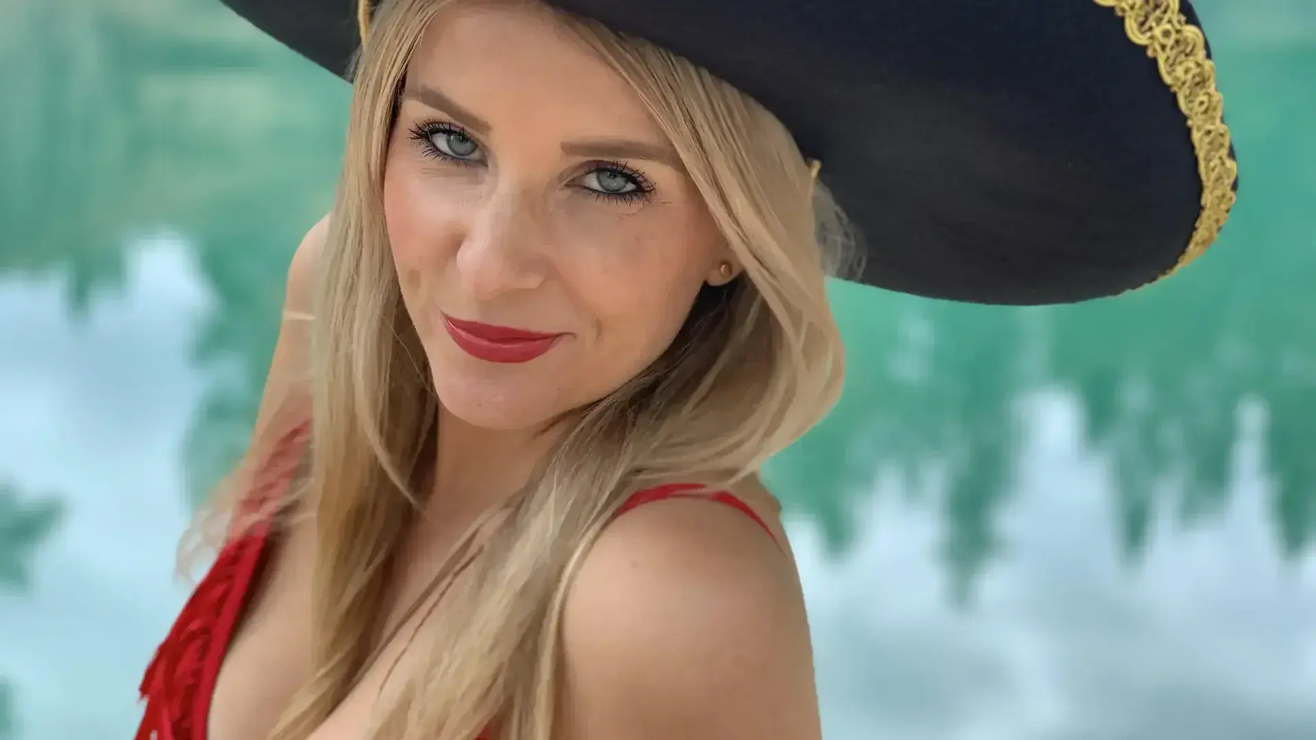 Maria Millini närbild porträtt med uttrycksfulla ögon